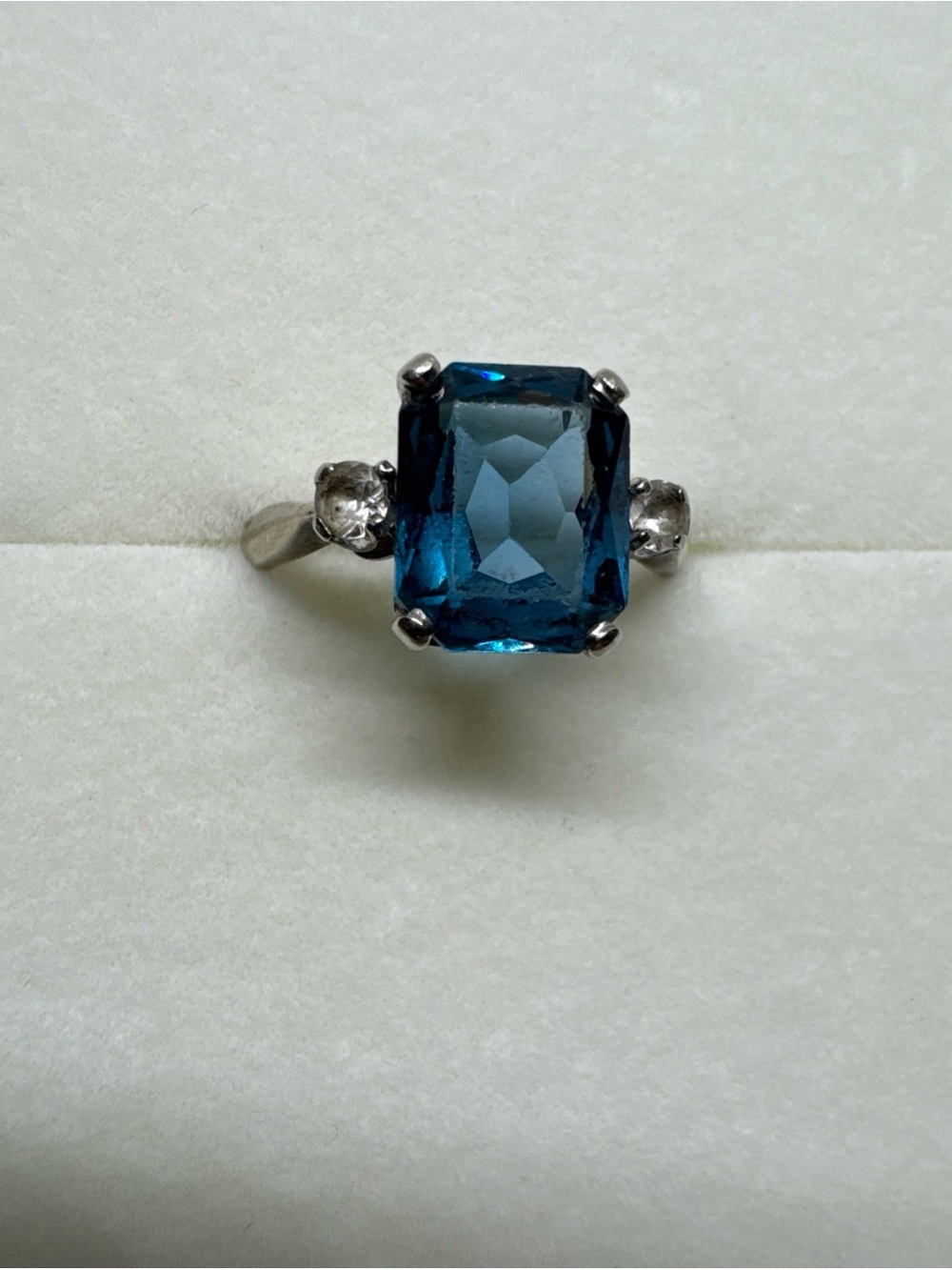 Vintage 10K White Gold Blue & White Topaz Ring Size 5.75 Emerald Cut Stone 2.7g